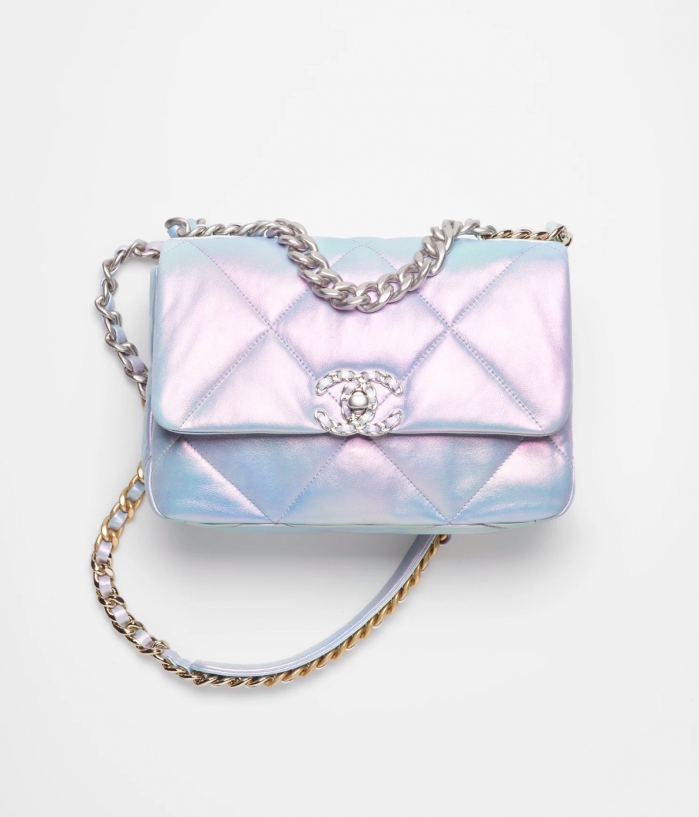 有著金屬光澤的手袋，更加活潑時髦。