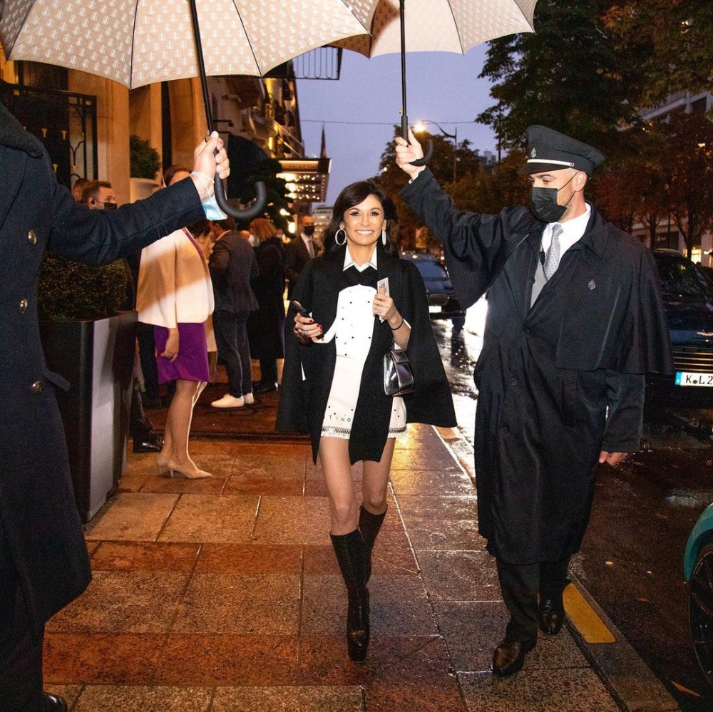 在離開極端正統派猶太社群，展開自己的時尚人生。