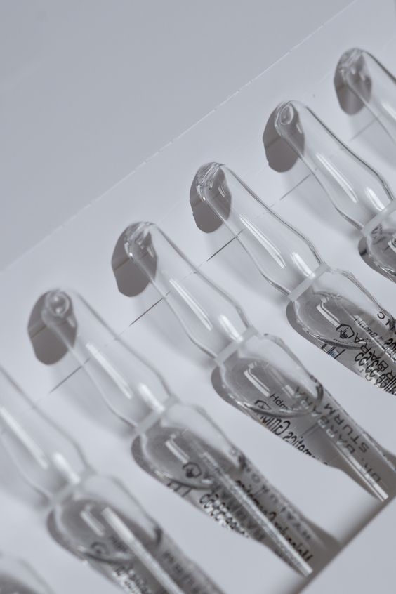 「安瓶」大多採用小容量多支設計,以確保空瓶中精華液的高效與穩定性。