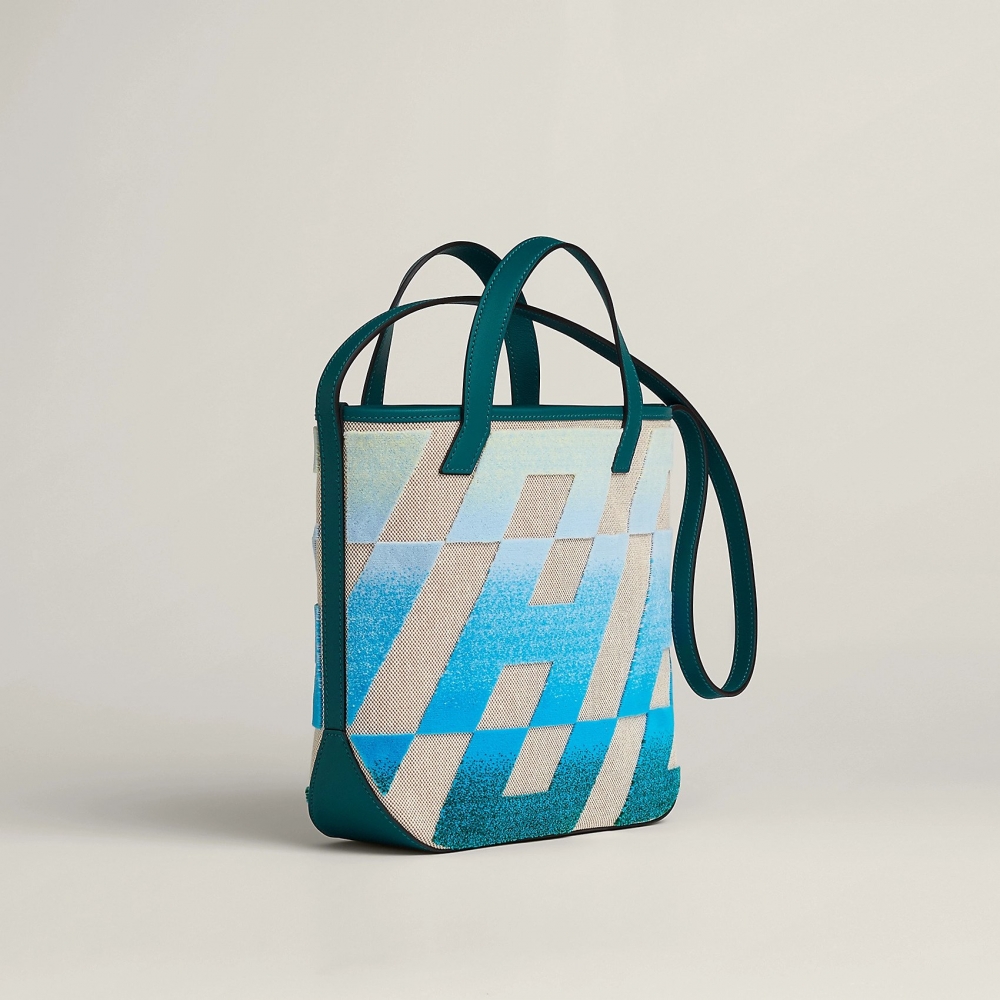 小而直挺的模樣，配有Swift小牛皮肩帶。