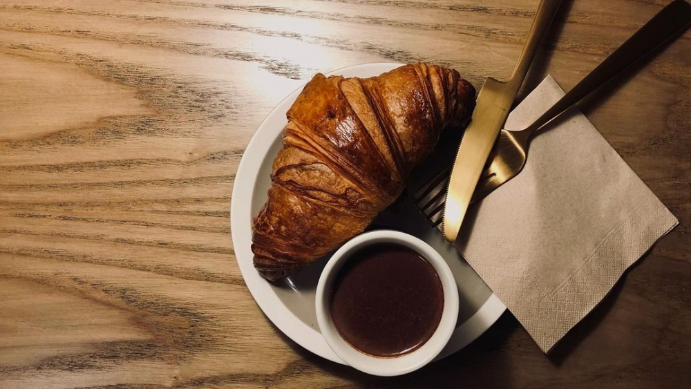 一杯熱呼呼的巧克力,配上一塊香脆的羊角麵包...