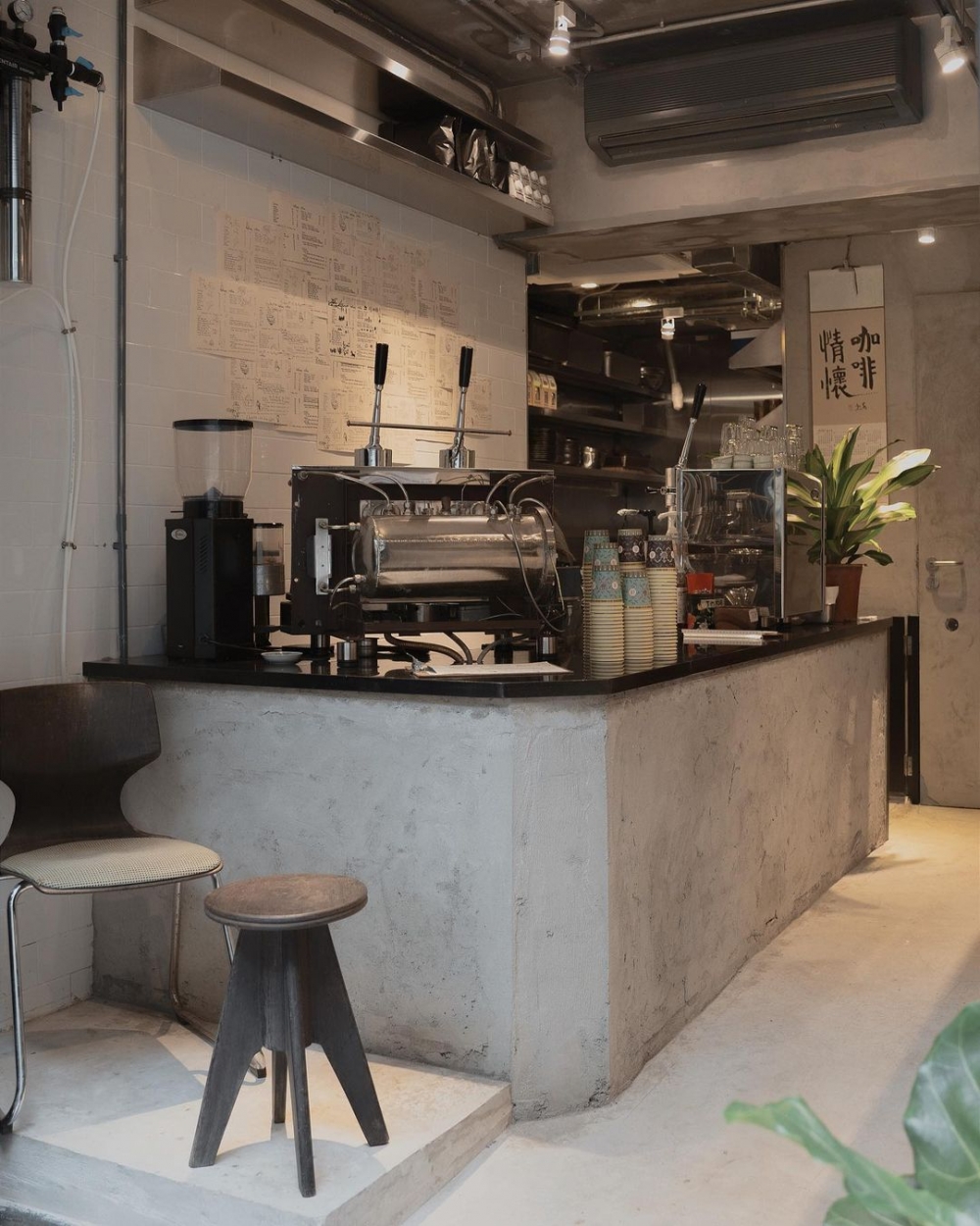 小小的咖啡店,吧台前面只有一個座位。