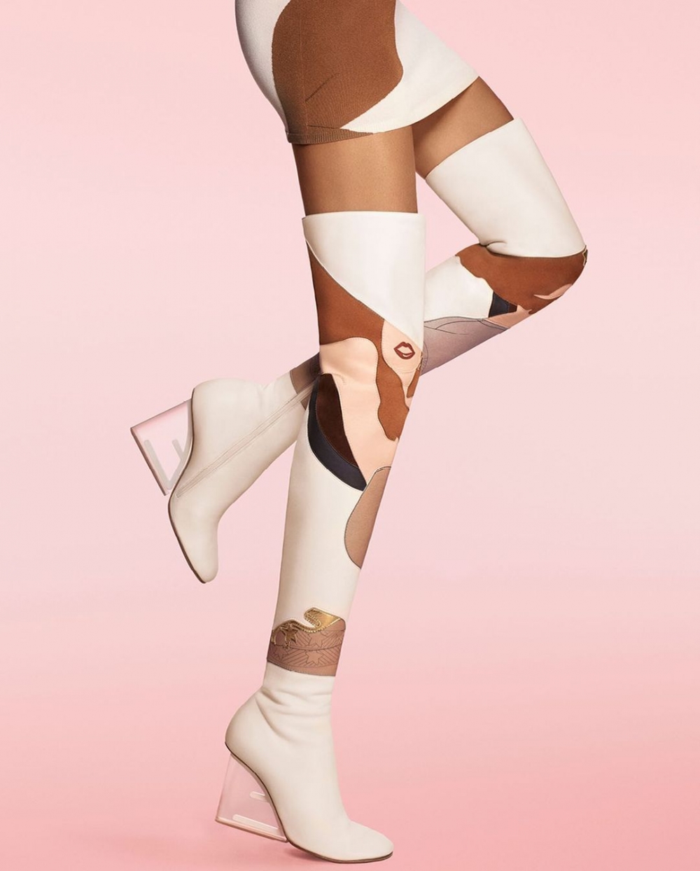 這一雙長靴相當搶手，目前在香港官網上已經缺貨。