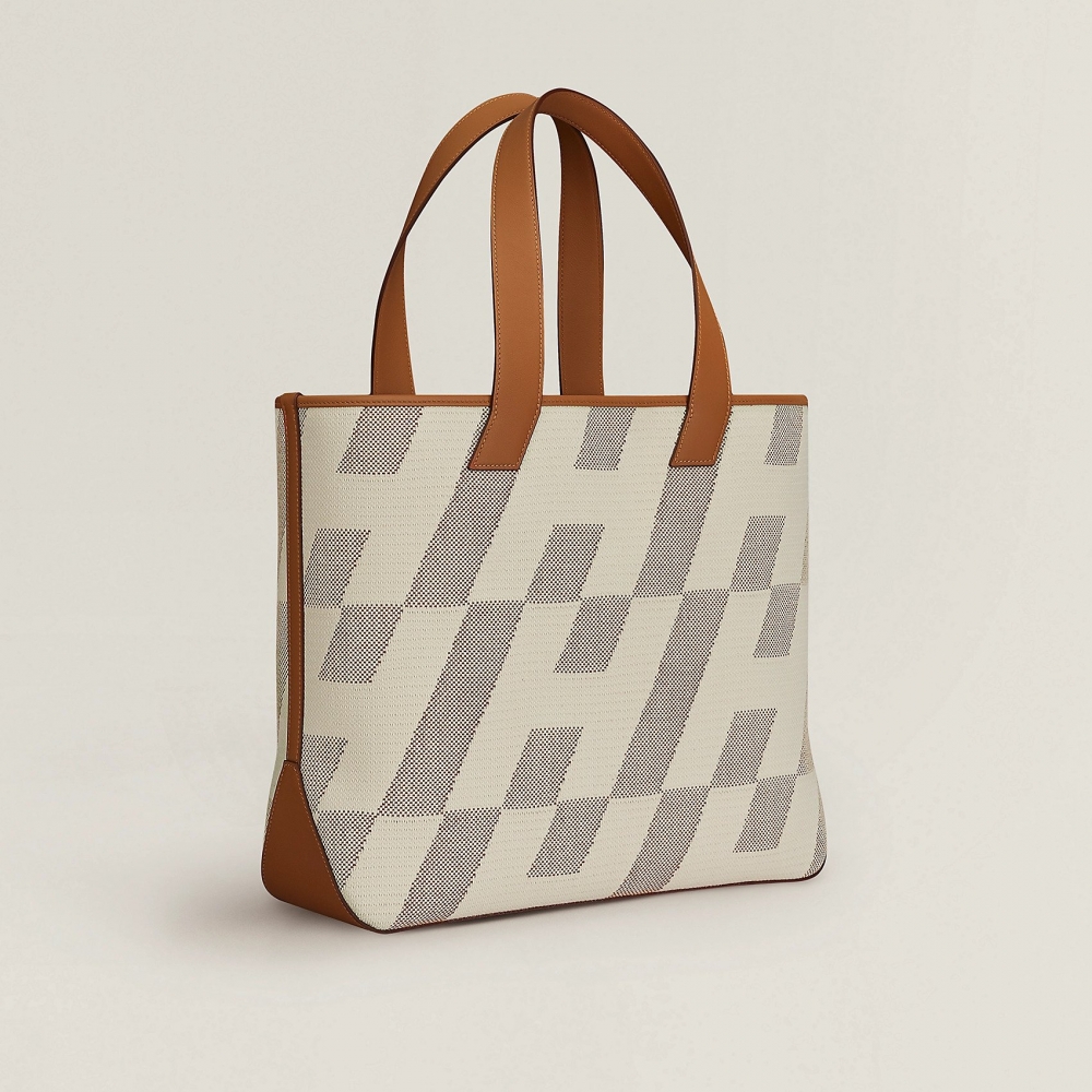 細膩的帆布取代過往的皮革材質。