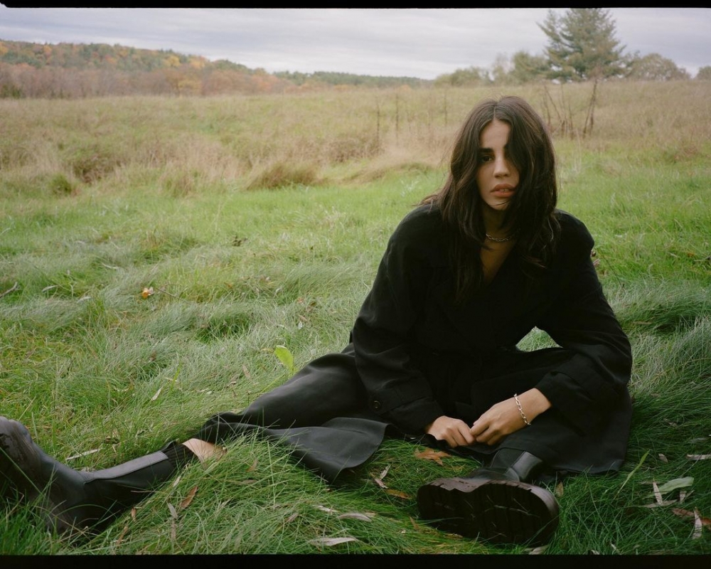 她也吸引到時尚界的目光，與許多品牌合作。