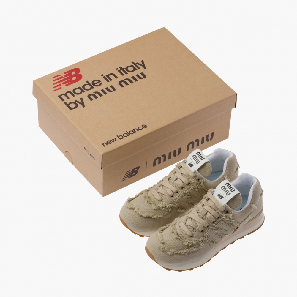 574 New Balance x Miu Miu Denim Sneakers-Colonial Beige鞋盒。