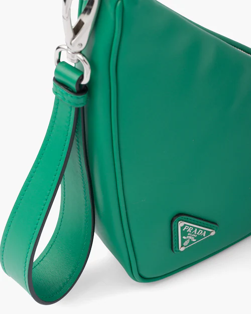 同色系壓印標誌及搪瓷金屬三角形標誌昇華簡約美學。