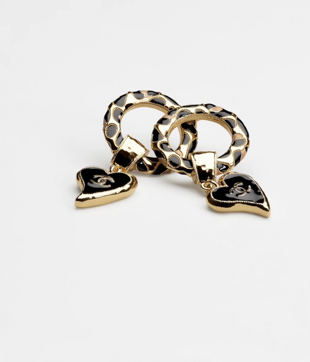 上方採用圓形輪廓打造，猶如幻象般的黑斑刻畫在上。