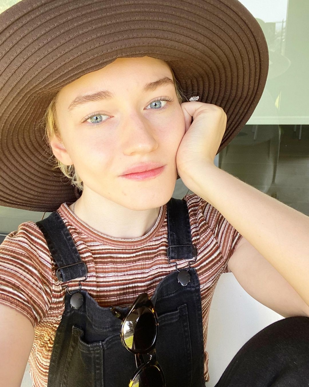 私底下的Julia很多時會以素顏示人，膚質白晳，好到發光。