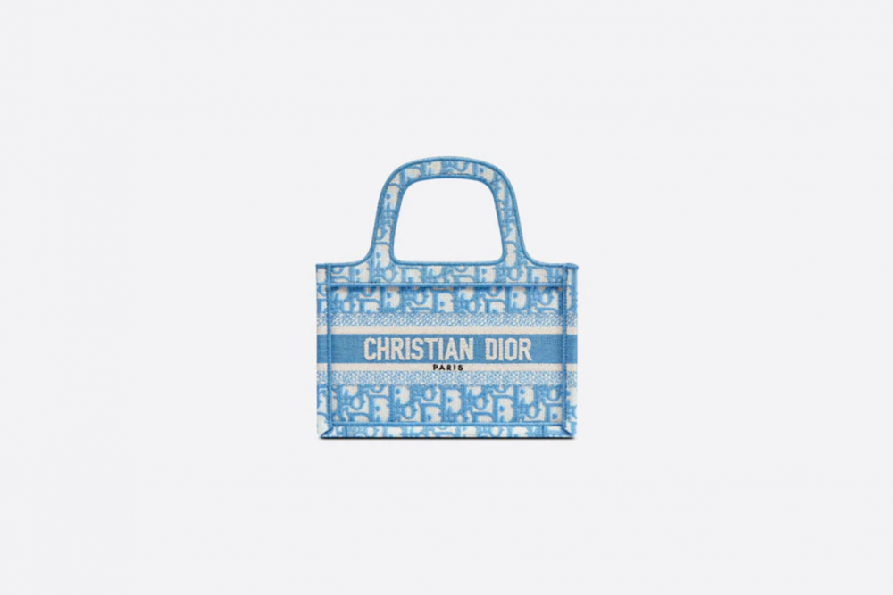 這一款Dior Mini Book Tote Bag,相當迷人可愛。