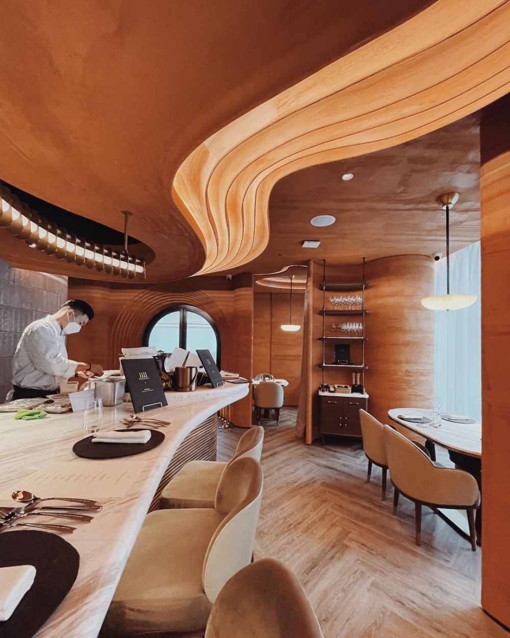 走入店面後，摩登的設計讓人彷彿置身於美國羚羊谷。