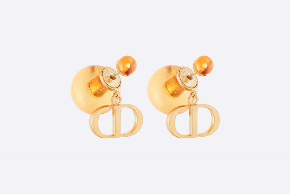 經典的珍珠、與背面飾有金色色調金屬CD標誌。