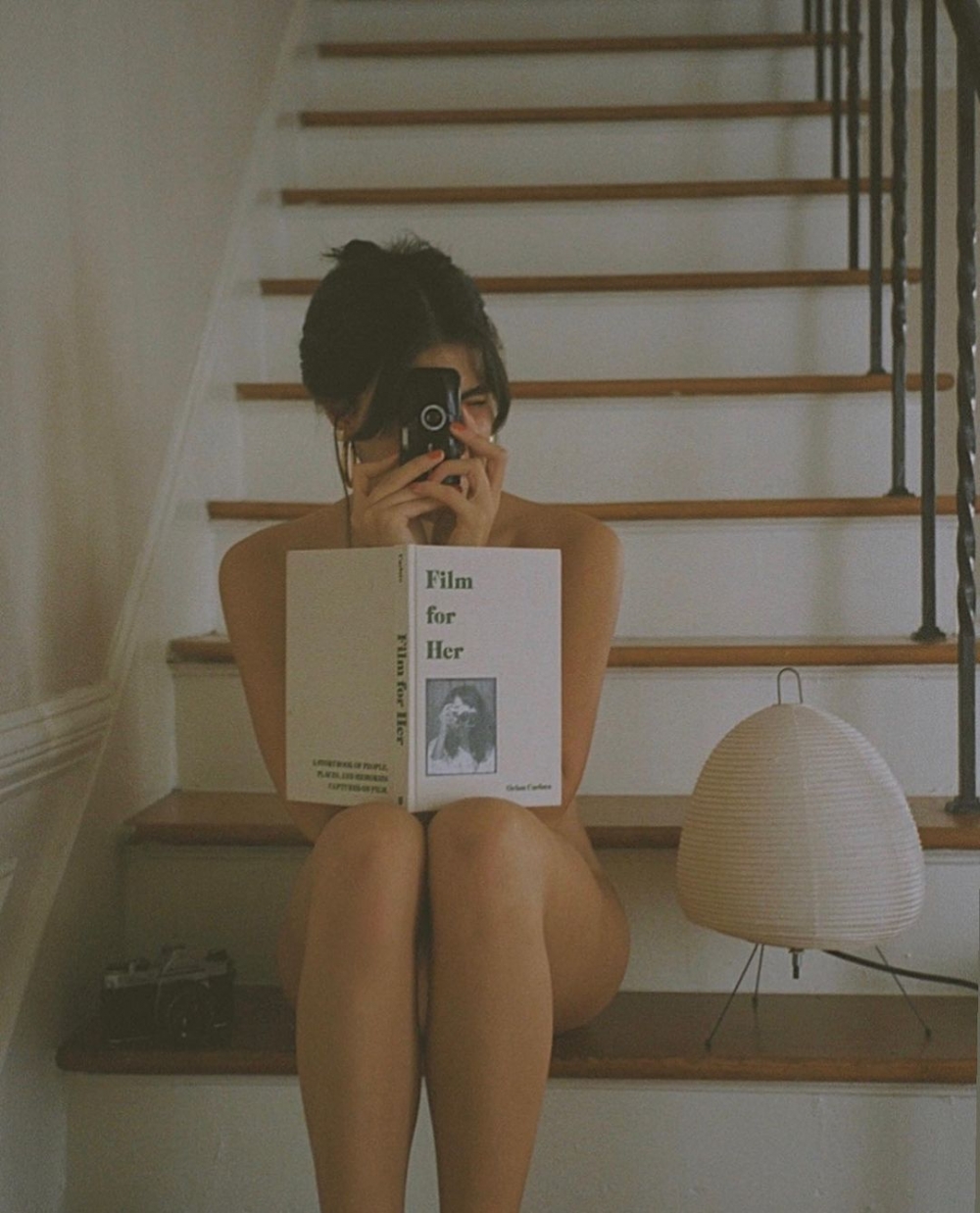 隨後她又在出版的第二部作品《Film For Her》