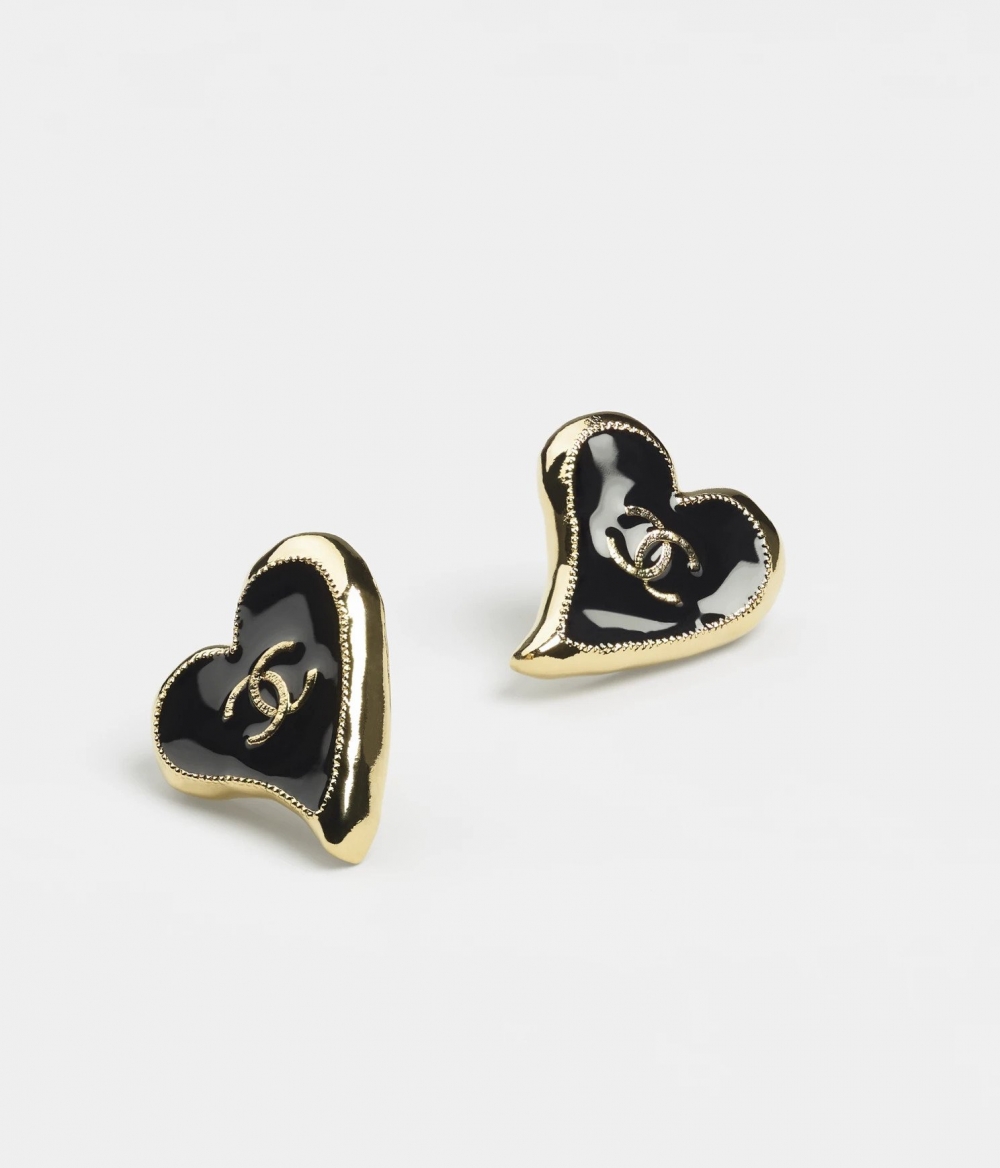 充分融合了CHANEL龐克與現代的調性。