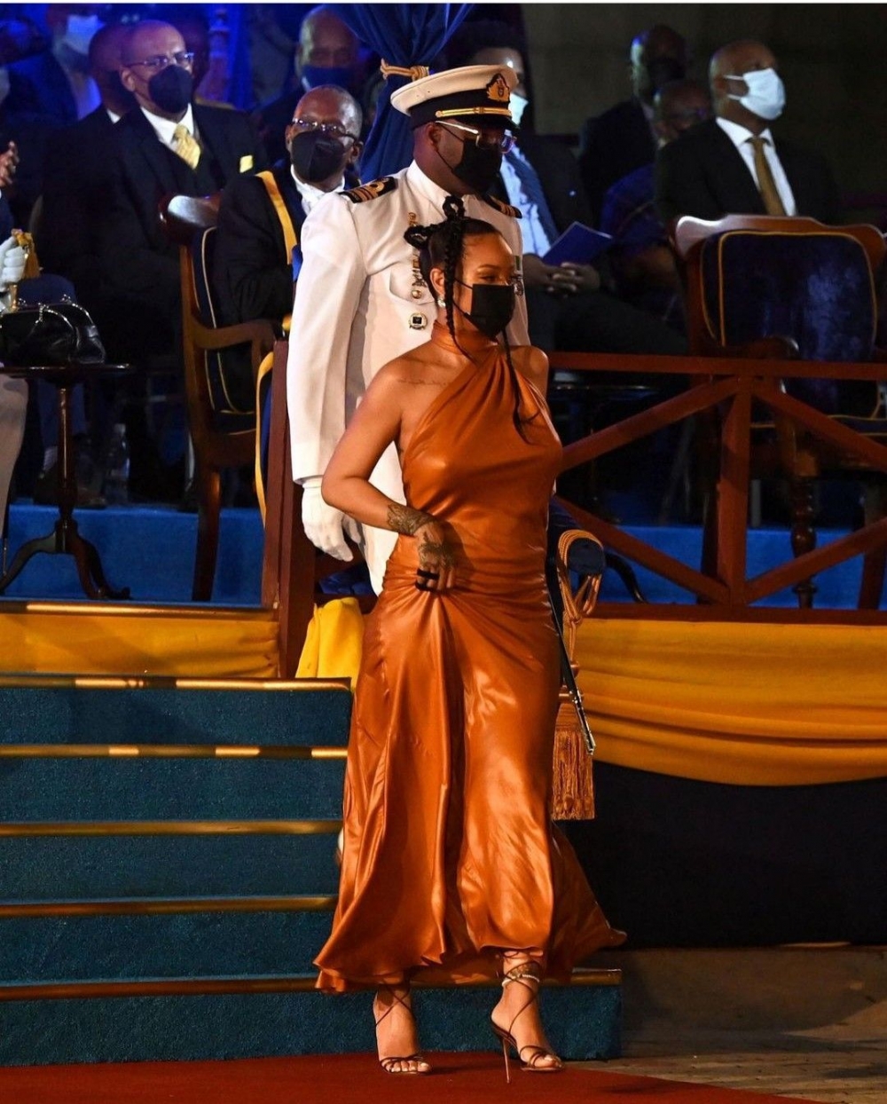 當時她隆起的肚子就已經傳出她已懷孕的消息。