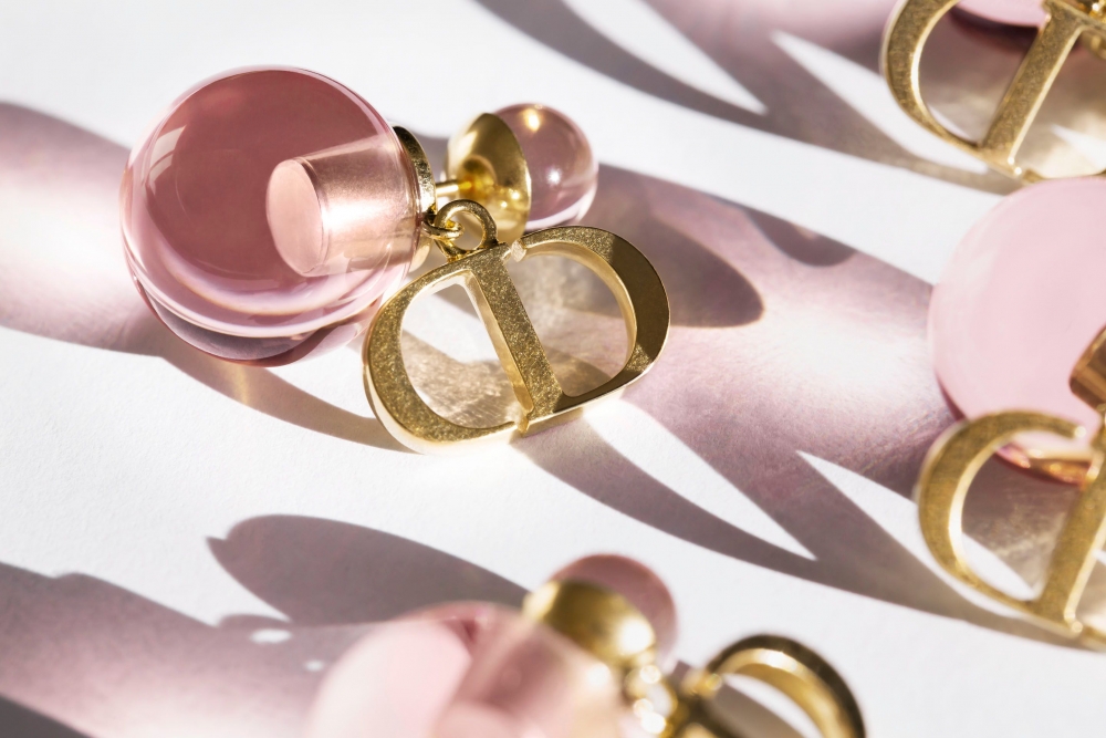Dior Tribales螢光透明珍珠展現古奢華氣氛。