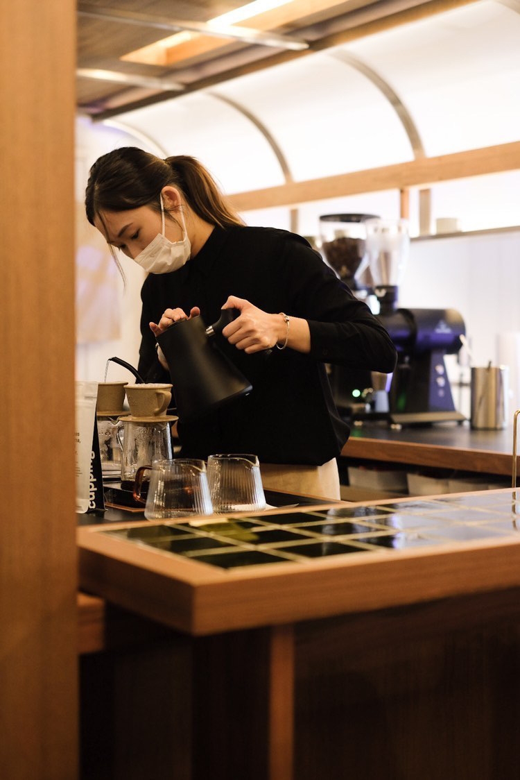 店家正在製作手沖飲品。