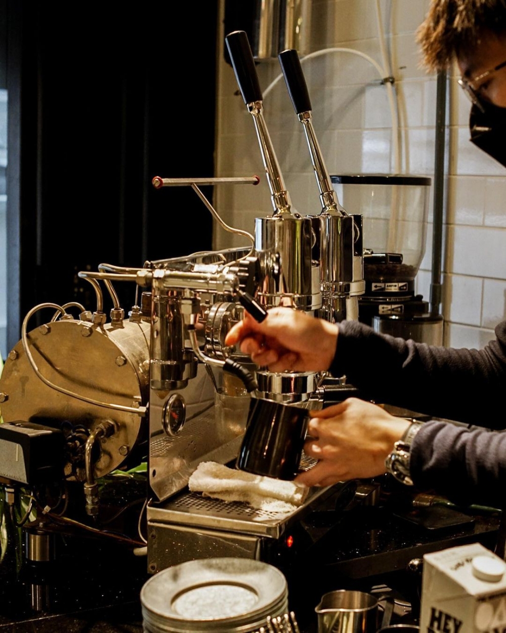 Halfway Coffee令人喚起對文化的情節聯繫。