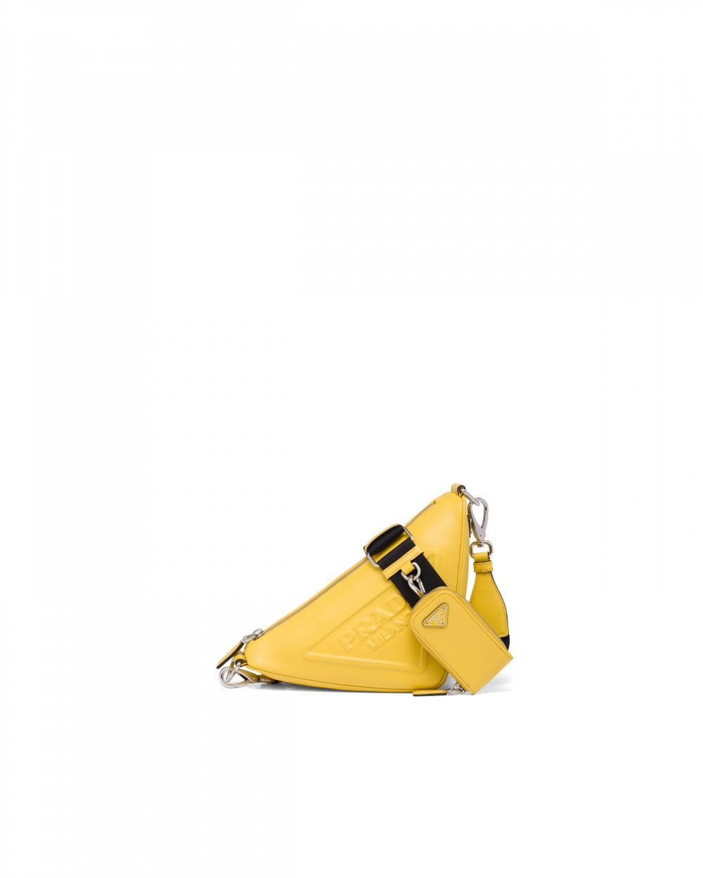 芒果黃色的Prada Triangle手袋充滿夏日風情。