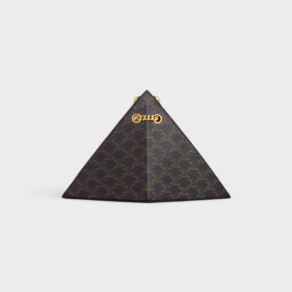 CELINE Pyramid Chain Bag立體三角廓形以肩背完美呈現。