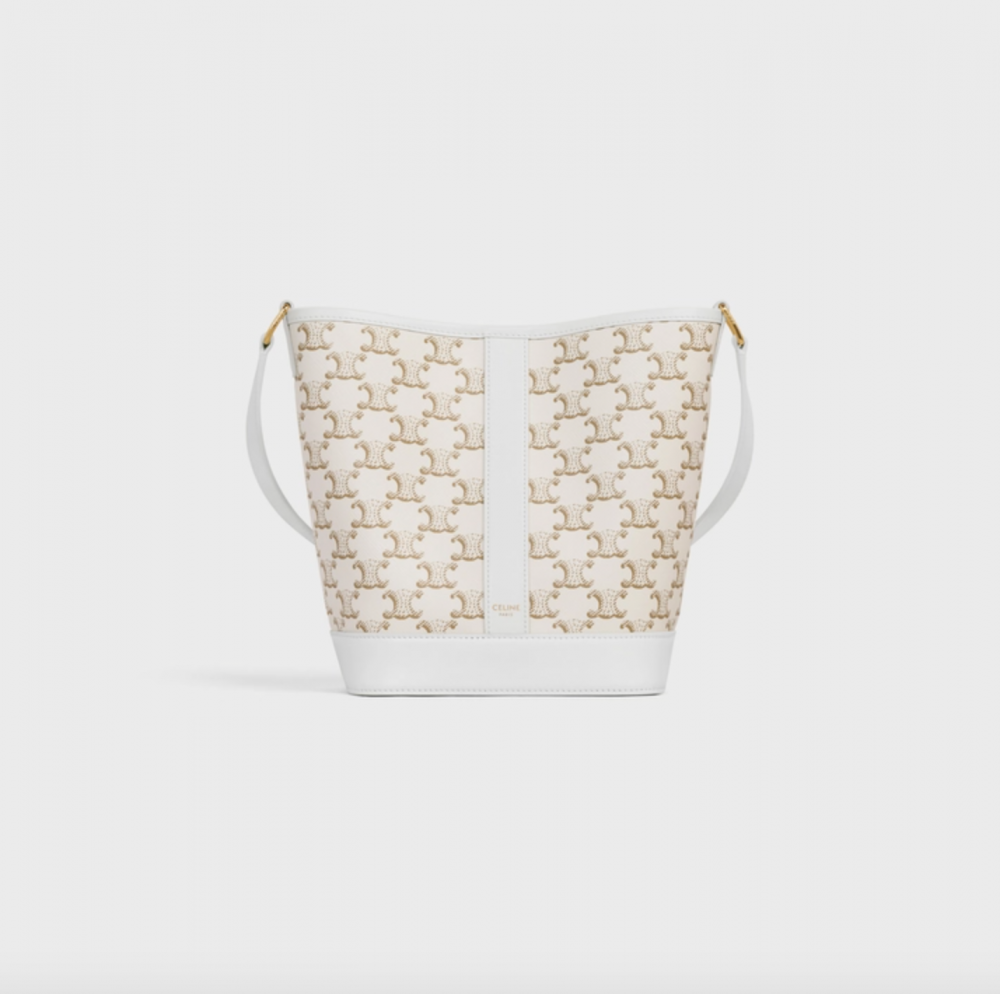 有著品牌經典的Triomphe印花，帶有白色與金色的配色則更佳時髦。