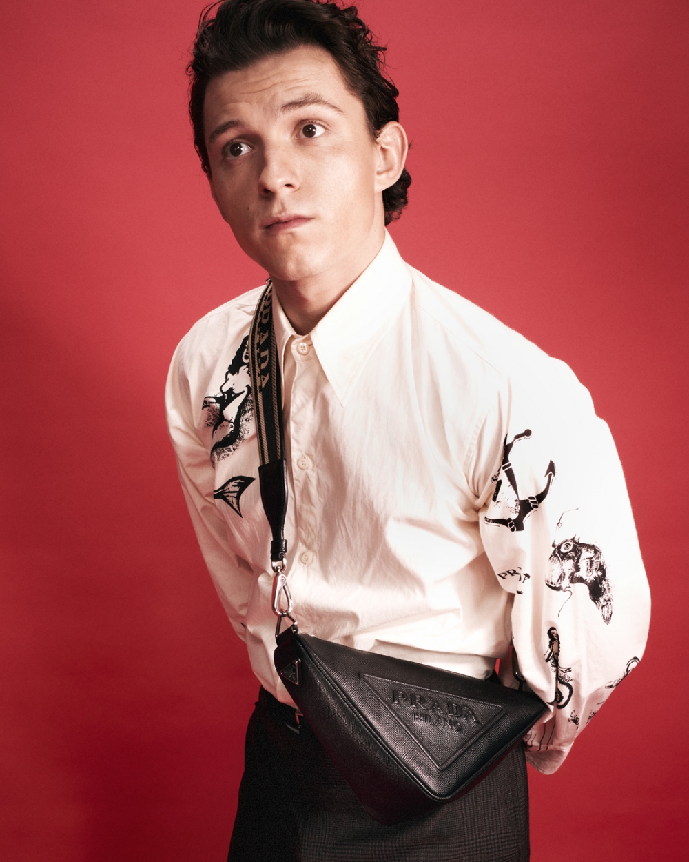 Tom holland演繹男裝Prada Triangle Bag 。