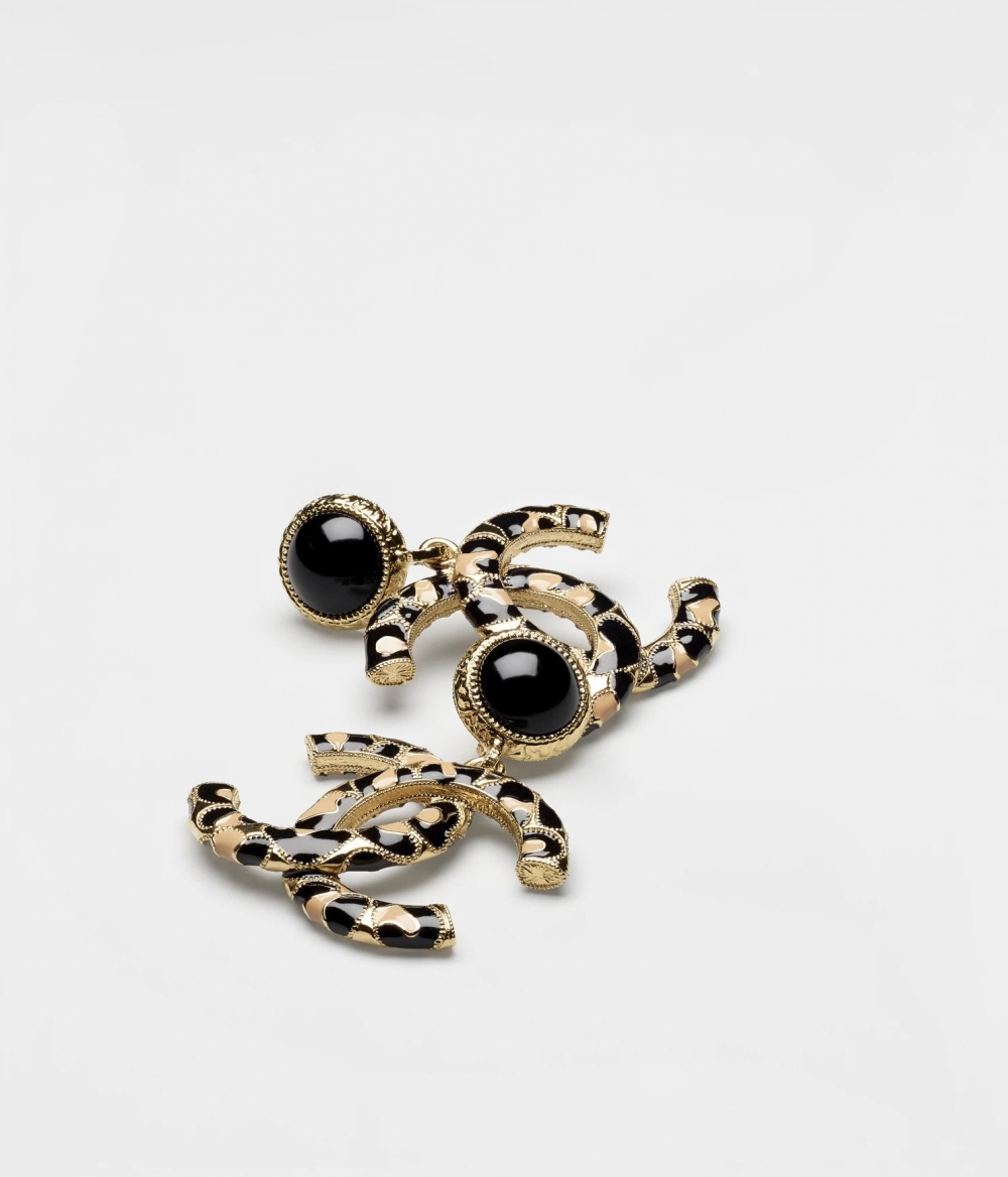 透過黑色的造珍珠和下方斑點狀的飾面呈現復古的視覺效果。