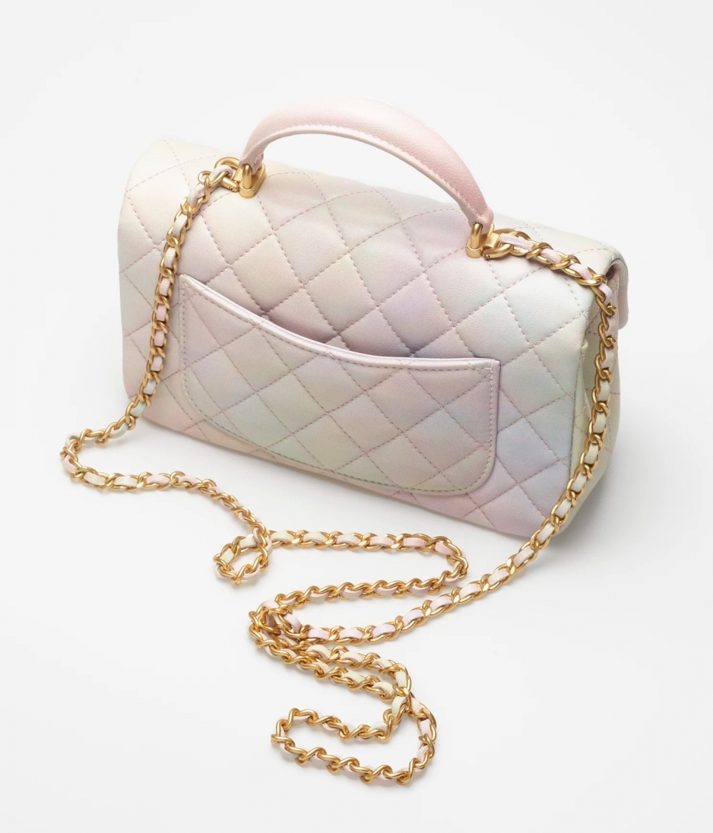 袋身背後有著可收納的扣袋。