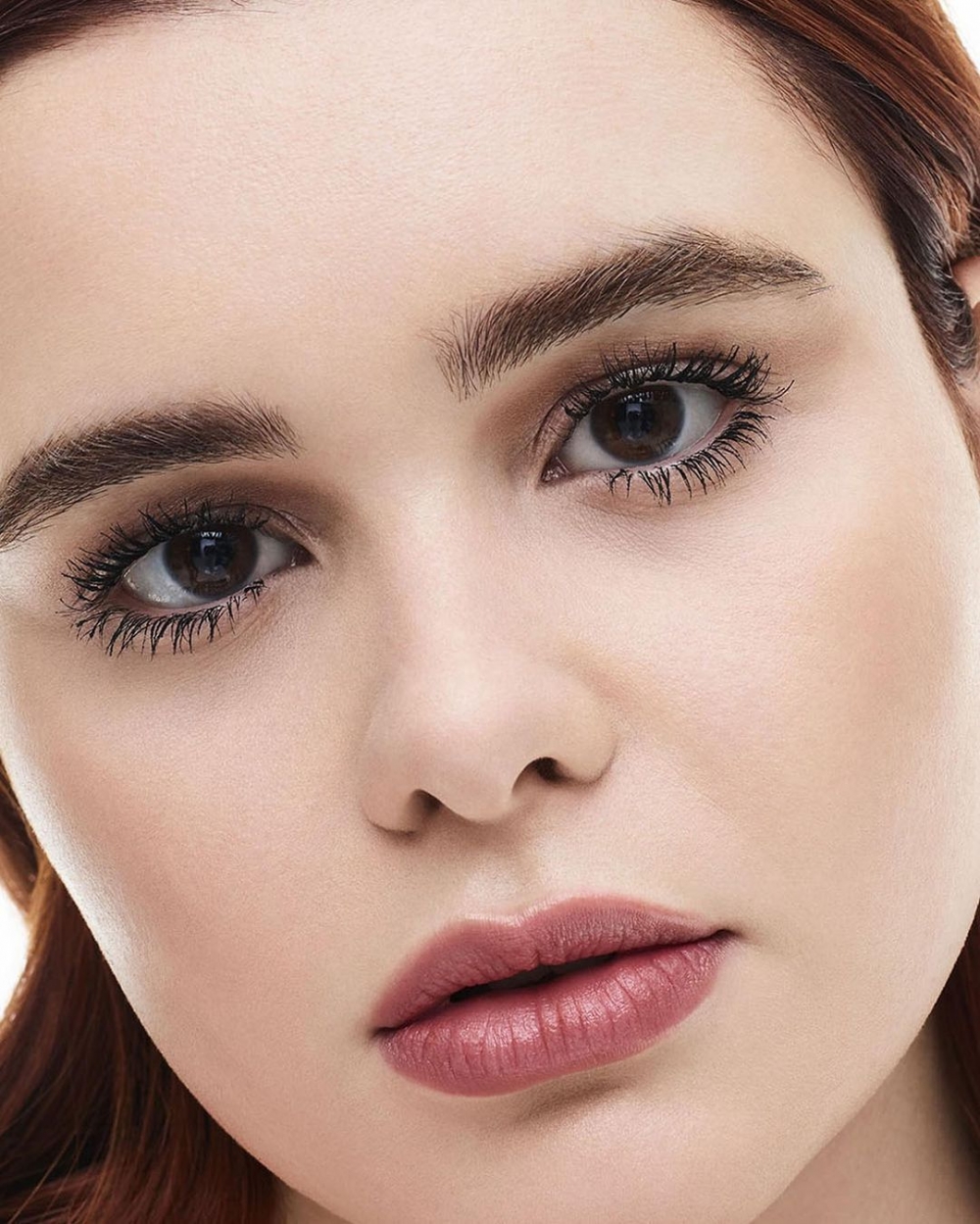 抹上品牌全新的粉底液NU BARE LOOK TINT、豐盈的睫毛膏LASH CLASH等商品。