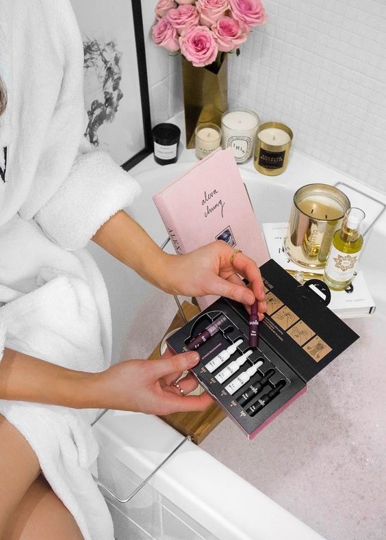 「安瓶」並沒有指定時間及日子使用,女生應按自身肌膚需要。