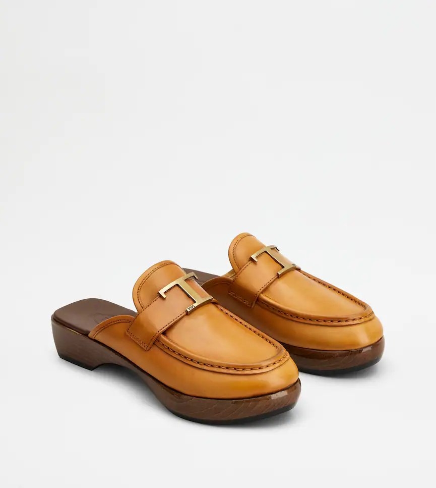 擁有復古的質感,這款Tod's Mules in Leather-Brown,成為你更加時髦的秘訣。