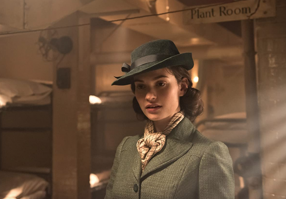 在《Darkest Hour》也同樣完美詮釋復古穿著。