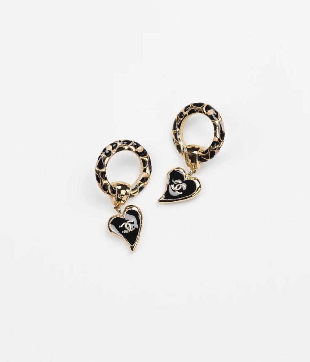 CHANEL Earrings貴氣柔美的細緻設計。