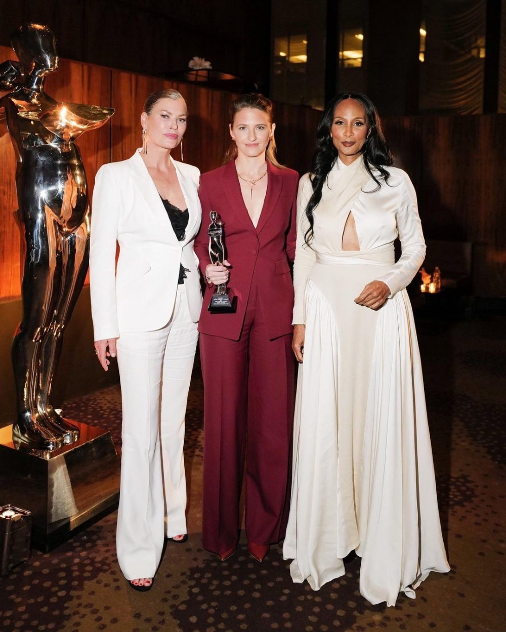 去年她也被時尚界肯定她的努力。