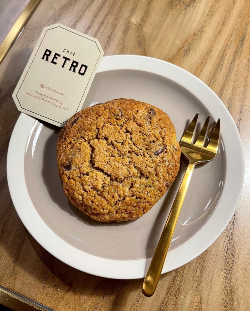 巧克力曲奇表面烘烤的極致鬆脆,中間則是朱古力餡。