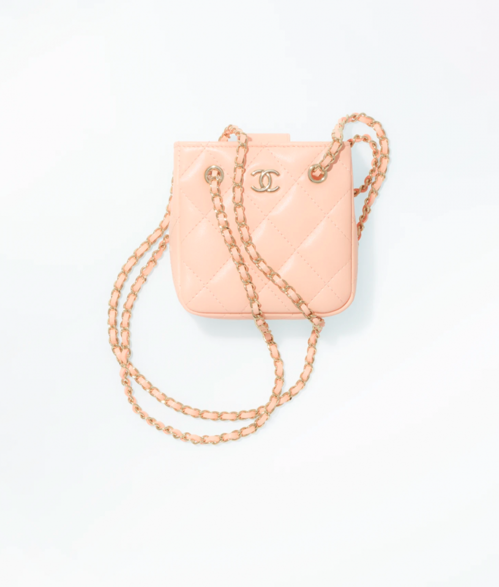 夢幻的粉嫩色調,這一款CHANEL Clutch With Chain充滿的少女心。