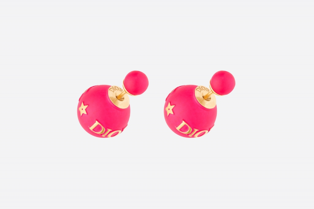 Dior Tribales Earrings體現對夢幻世界充滿好奇。