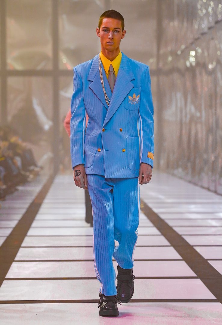 高貴的藍色調西裝,與黃色的襯衫成完美對比。