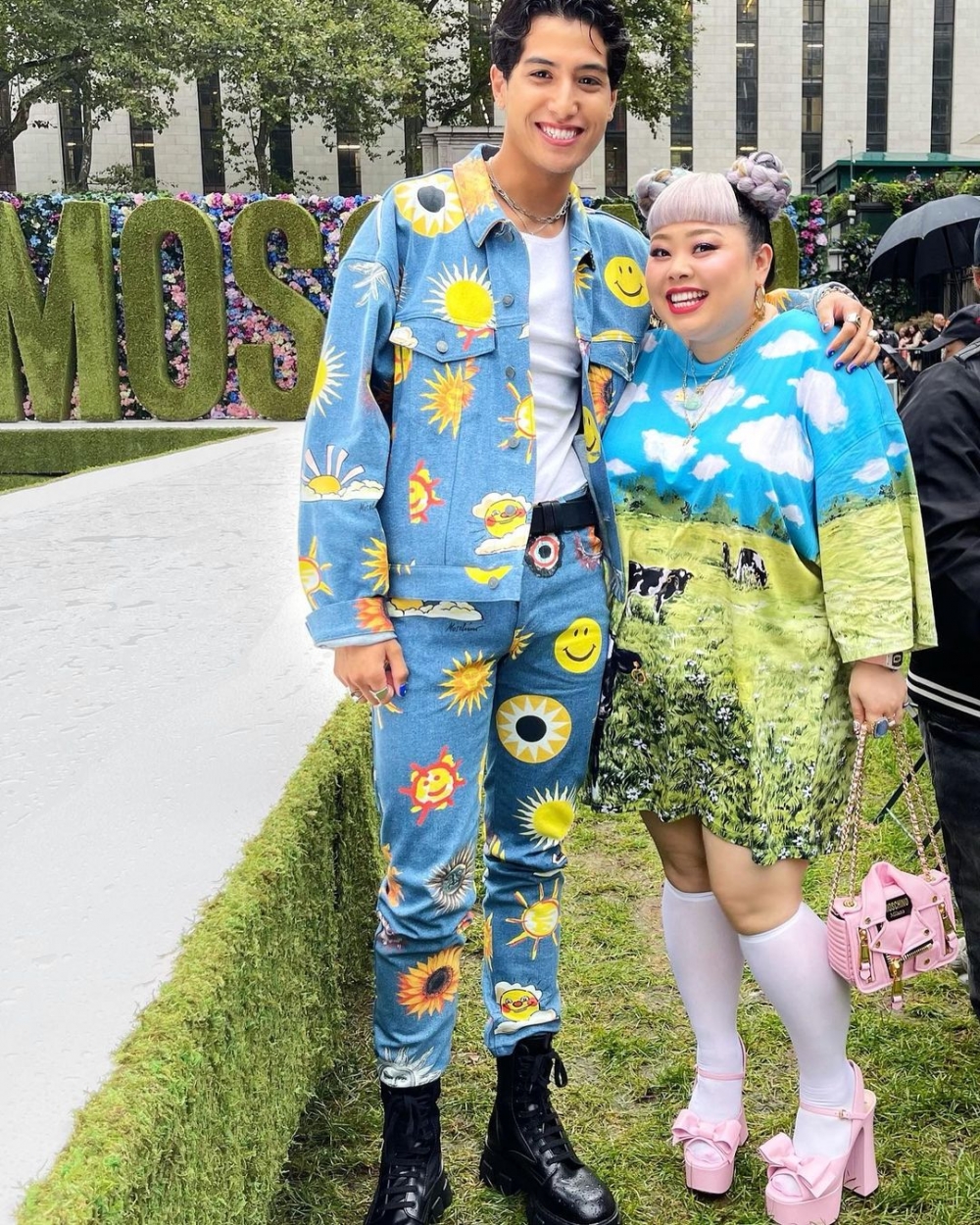 連較難駕馭的Moschino,她都能穿出自己的風格。