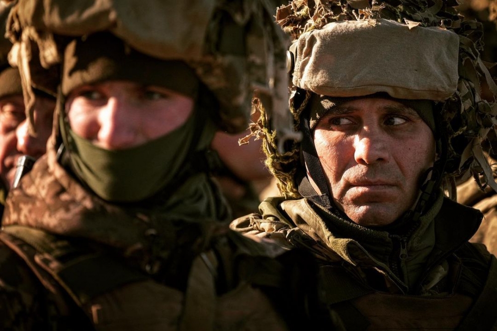 他捕捉下戰場上的樣貌,見證歷史的發生。