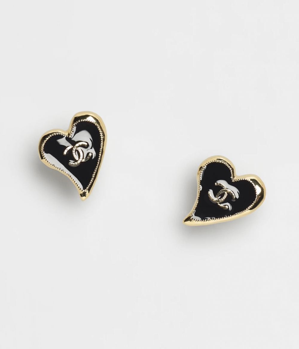 CHANEL Earrings全黑愛心的飾面。