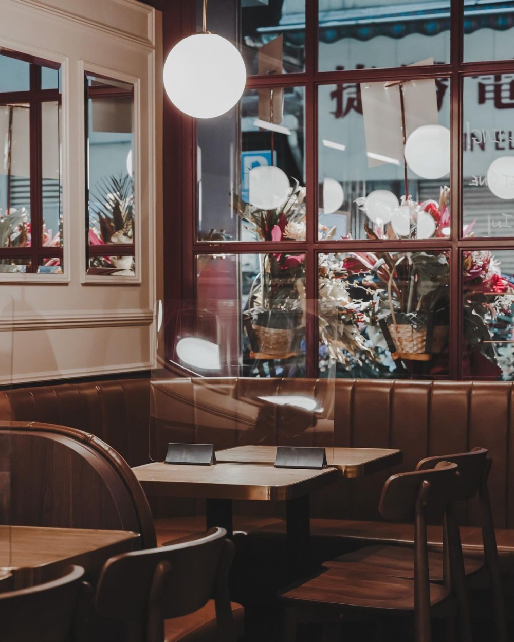 格子狀的窗戶若隱若現的燈光,顯得格外神秘。