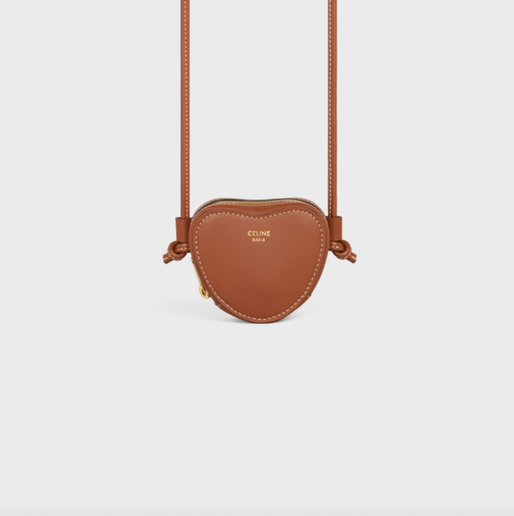 小巧的Crossbody Micro Heart in Smooth Calfskin Tan,質感又時髦。