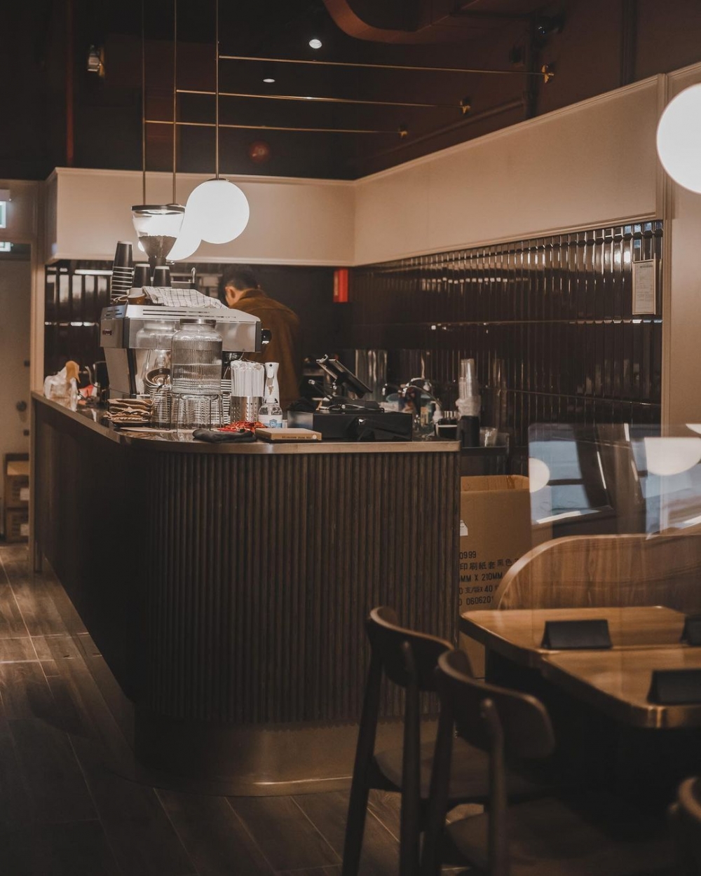 彎形的吧台,以木質調打造。