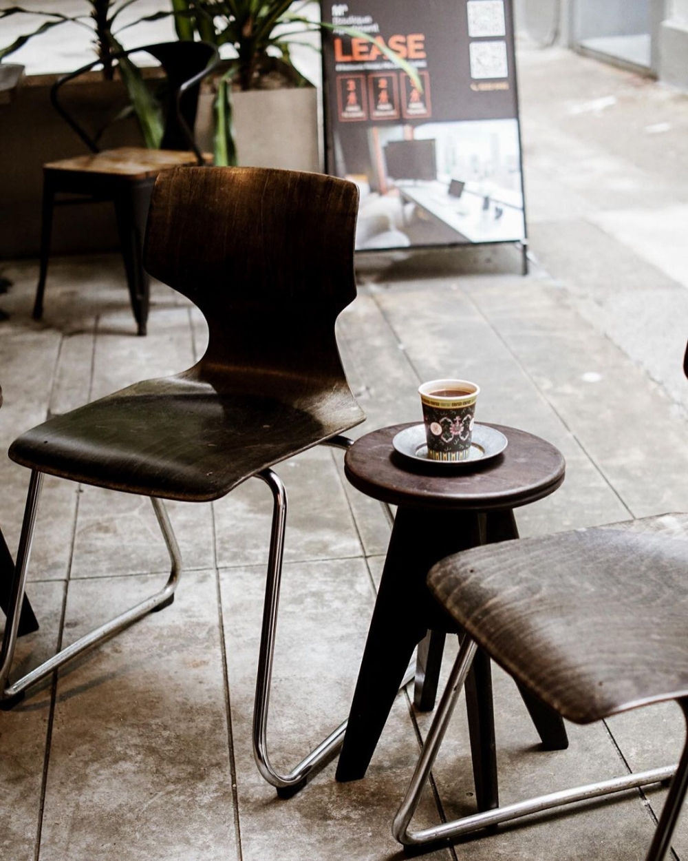 欣賞中國古典藝術的品味,注入在內用杯盤以及外帶杯的外型設計。