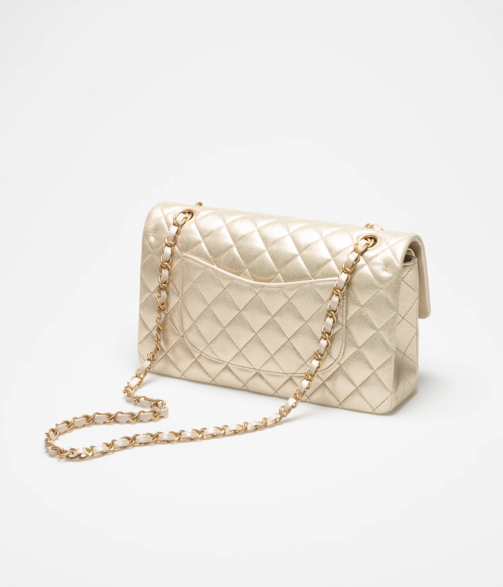 經典的袋身搭配上嶄新的金色耀眼奪目。