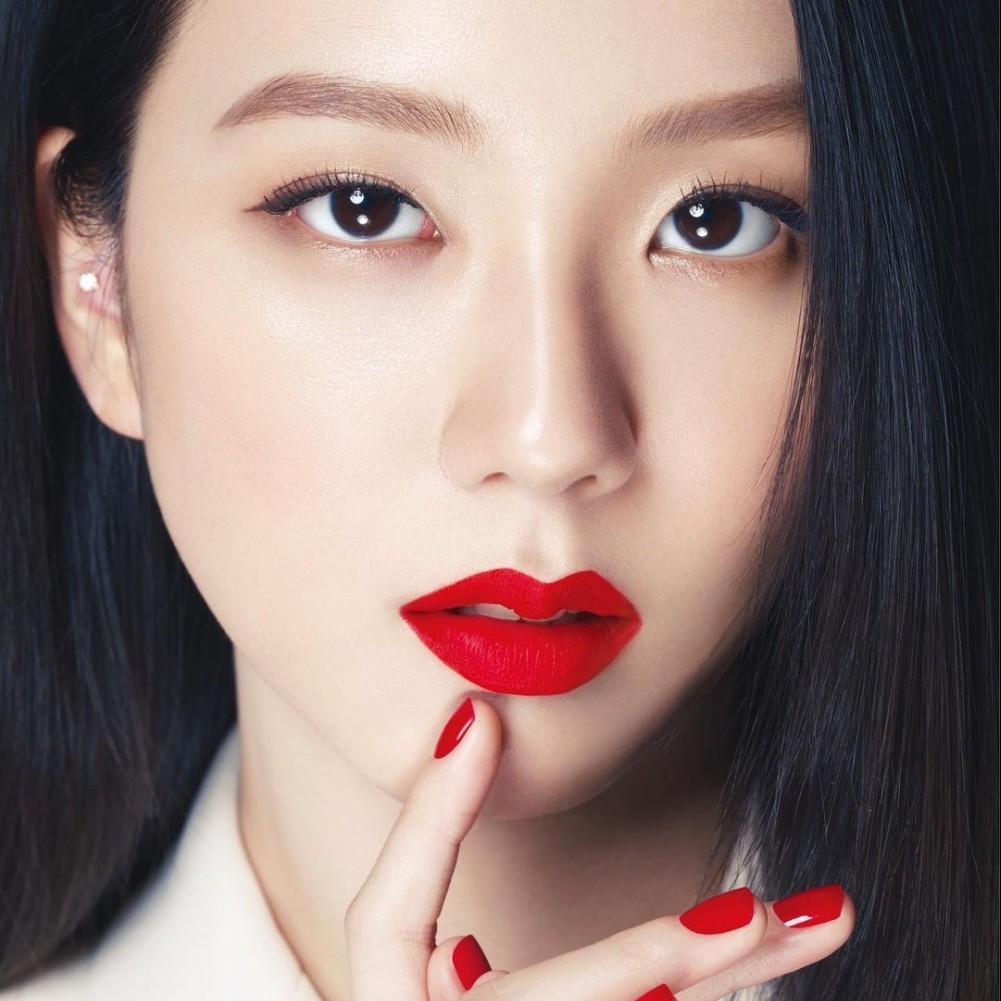 BLACKPINK Jisoo這紅唇妝,驚豔全網,美得無法讓人忘記!