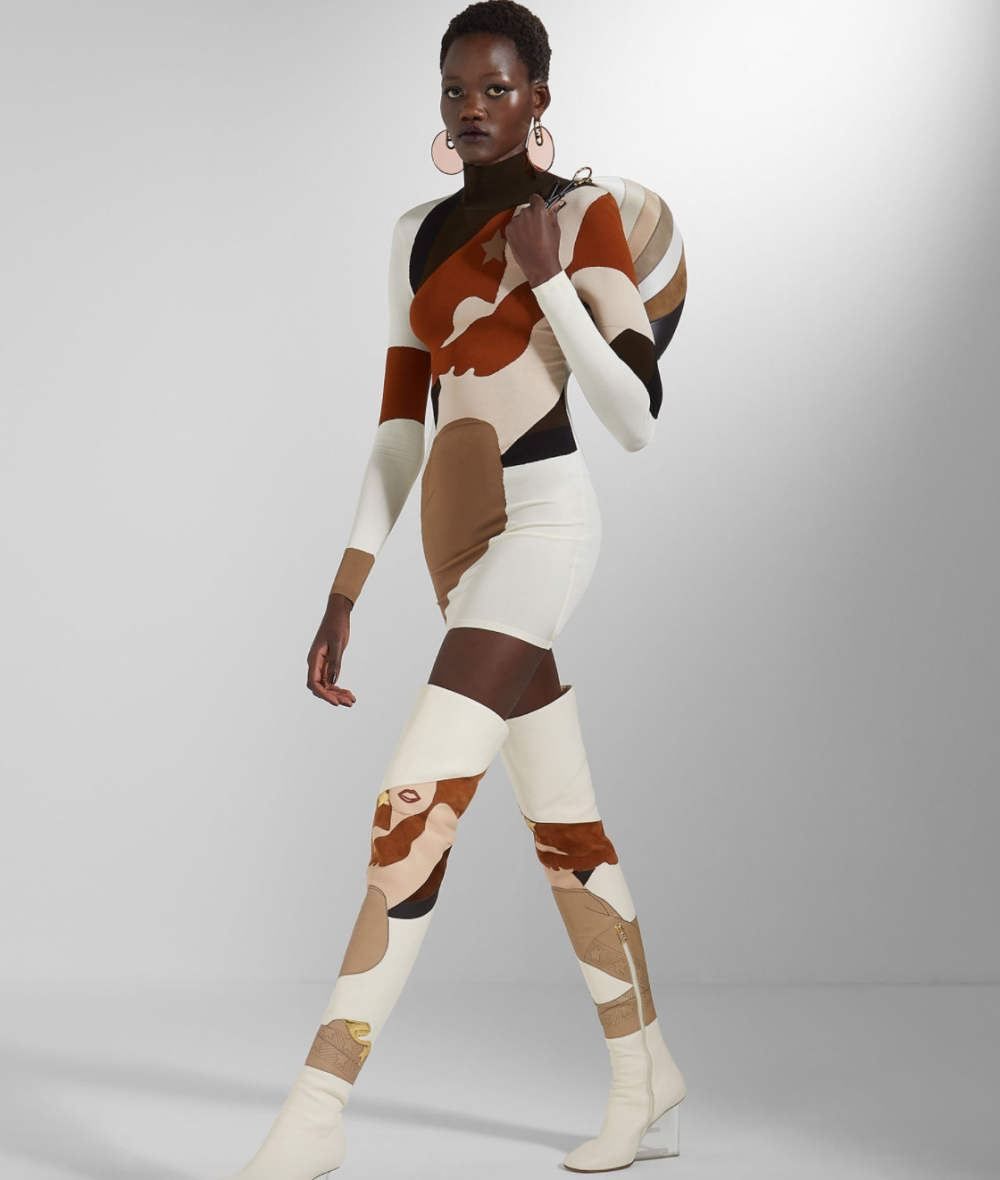 此系列有著許多單品，這款長靴也相當時髦。