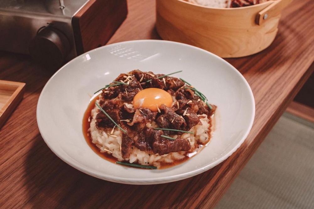店內所烹調的壽喜牛肉蛋汁意大利飯也是人氣餐點。