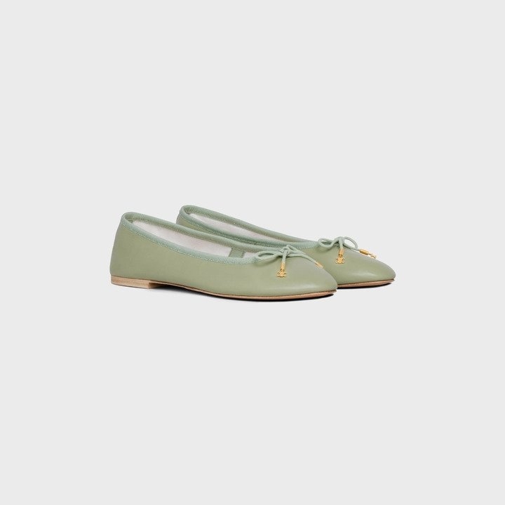 CELINE Les Ballerines柔和的綠色配色。